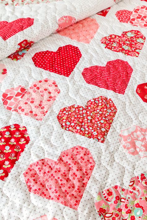 Valentine’s Day Quilt, Valentines Quilt Patterns, Quilts With Hearts, Valentines Quilt, Crumb Quilting, Valentine Quilts, Block Quilt Ideas, Quilt Heart, Patchwork Quilting Designs