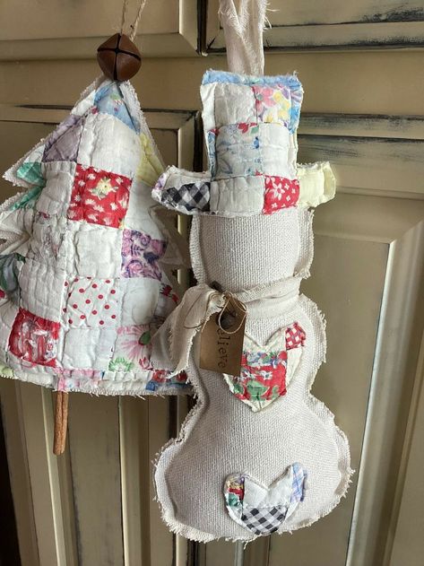 Primitive Sewing Patterns, Rustic Snowman, Holiday Crafts Gifts, Christmas Booth, Peg Rack, Material Ideas, Felt Crafts Christmas, Prim Christmas, Quilted Ornaments