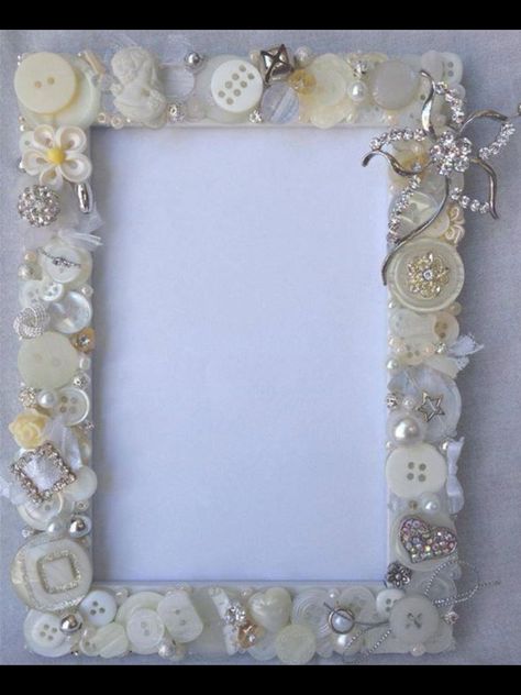 Pretty Frame Shanouki Button Picture Frames, Lisa Christmas, Buttons Crafts Diy, Handmade Photo Frames, Button Frames, Button Bouquet, Christian Crafts, Magazine Collage, Vintage Jewelry Crafts