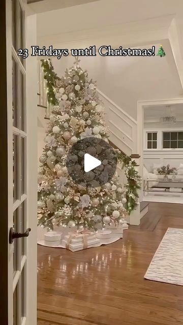 Gold Outdoor Christmas Decor, White Xmas Tree Decorating Ideas, Pampas Christmas, White Xmas Tree, Snow Love, Luxury Christmas Tree, Snowman Snow, Golden Christmas, Luxury Christmas