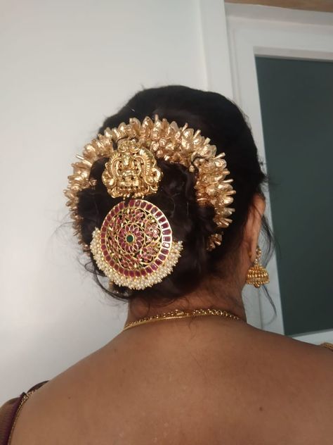 Bridal buns for short hair A Messy Bun, Gold Jewellry, Very Short Hair, Messy Bun, Bridal Makeup, Festival Captain Hat, Short Hair, Captain Hat, Short Hair Styles