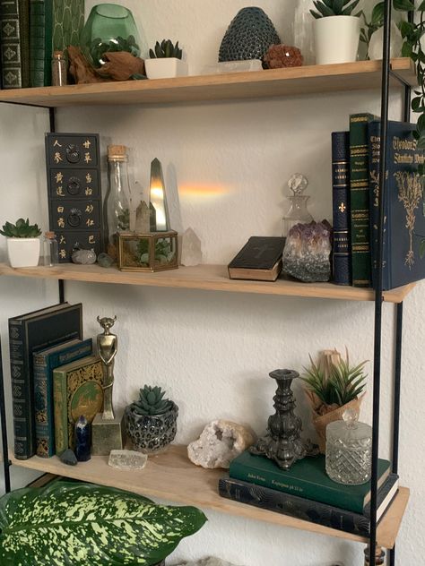 Shelf Clutter Ideas Aesthetic, Shelf Fillers Decorating, Tiered Shelf Decor Living Rooms, Book Shelves In Bedroom Wall, Shelf Set Up, Shelf Inspo Aesthetic, Book Shelf Decorating Ideas Display, Floating Shelves Bedroom Ideas, Room Decor Wall Shelves