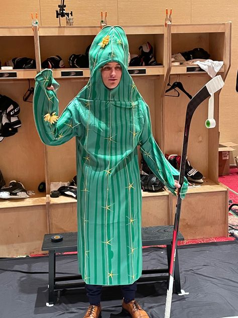 Pickle Costume, Hockey Players Funny, Trevor Zegras, Hockey Girlfriend, Hockey Pictures, Hot Hockey Players, Hockey Baby, Hockey Girl, Hockey Humor