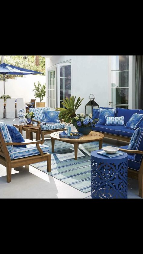 Outdoor Spaces Diy, Blue Patio Decor, Beach House Decor Living Room, Blue Patio, At Restaurant, Diy Patio Decor, Blue White Decor, Living Room Design Decor, Outdoor Decor Backyard