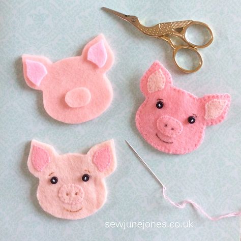 Felt Keyring, Diy Keyring, Pig Crafts, Trendy Sewing, Costura Diy, Seni Origami, Three Little Pigs, Felt Brooch, Felt Christmas Ornaments