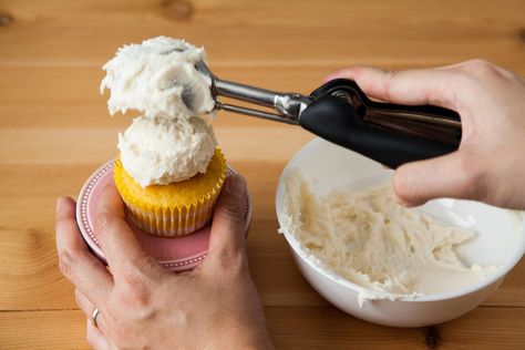 Ways To Frost Cupcakes, Best Icing For Cupcakes, Cupcake Icing Techniques, How To Ice Cupcakes, Cupcake Frosting Techniques, Store Bought Icing, Frost Cupcakes, Frozen Cupcakes, Homemade Buttercream Frosting