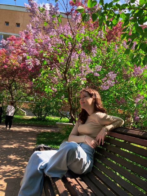 Poses On A Bench Photo Ideas, Scenic Poses, Park Poses Picture Ideas, Park Photoshoot Ideas, Bench Poses, Spring Poses, Poses Garden, Garden Poses, Park Photoshoot