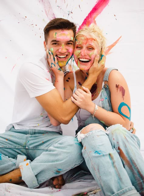 Splatter Paint Photoshoot Couples, Holi Family Photoshoot, Paint Couple Photoshoot, Couples Paint Photoshoot, Paint Gender Reveal, Pre Wedding Indoor, Painting Photoshoot, Paint Photoshoot, Brooklyn Photography