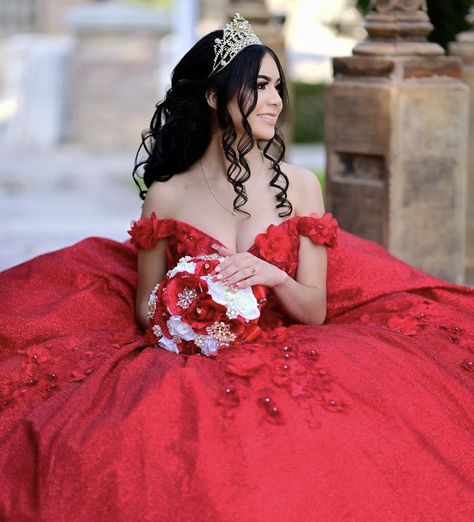 Red Quince Photoshoot, Xv Hairstyles Quinceanera, Red Quince Makeup, Quinceanera Hairstyles All Down, Quince Poses, Quinceanera Dama Dresses, Quince Picture Ideas, Quinceañera Photoshoot, Quinceañera Photoshoot Ideas