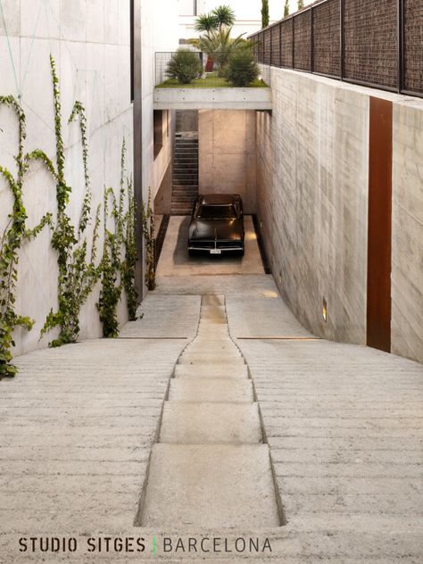 Studio Sitges Car Ramp Design Entrance, Driveway Ramp, Vintage Car Garage, Olson Kundig, Ramp Design, Apartment Entrance, Large Photography, Architecture Blueprints, Live Work Space