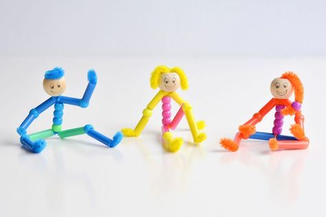 These beaded pipe cleaner people are SO CUTE and they're really simple to make! With pipe cleaners, pony beads and drinking straws, you can make a realistic looking person with arms and legs that bend and flex. This is such a fun kids craft and a great low mess activity to try with the kids! Pipe Cleaner People, Clean Flowers, Pipe Cleaner Flowers, Hobbies For Kids, Pipe Cleaner Crafts, Art And Craft Videos, Pipe Cleaners, Fun Crafts For Kids, Pipe Cleaner