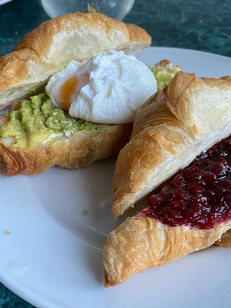 Croissant With Jam, Healthy Croissant, Egg And Croissant, Jam Croissant, Notebook Photoshoot, Egg And Cheese Croissant, Avocado Cream Cheese, Cheese Croissant, Avocado Cream