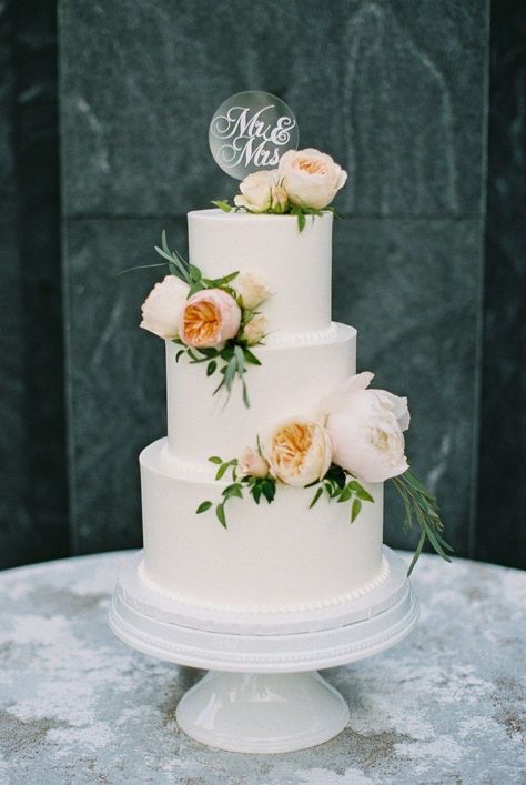 Cakes With Flowers, Wedding Cake With Flowers, Wedding Cakes Ideas, Cake With Flowers, Pretty Wedding Cakes, Wedding Cake Toppers Unique, Traditional Wedding Cakes, Purple Wedding Cakes, Diy Wedding Cake