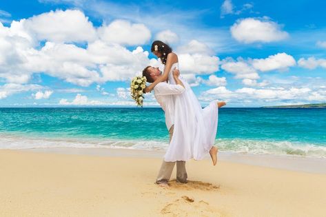 28 Quotes For Beach Weddings To Shellebrate The Happy Couple Couple On A Beach, Wedding Wallpaper, Wedding Captions, Wedding Couple Photos, Let's Get Married, Beach Background, Summer Wedding Outfit Guest, Video Games For Kids, Wedding Quotes