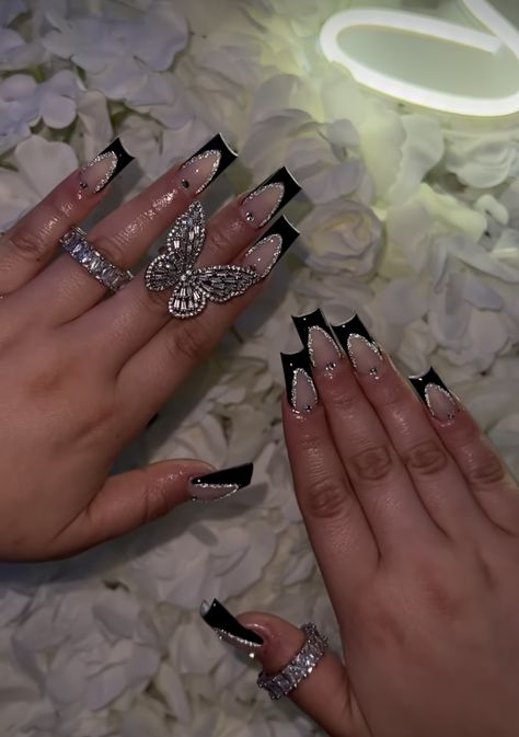 Short Acrylic Nails Black And Silver, Black Acrylic Nails Medium, Medium Length Black Nails, Black Nails Medium, Black Nails Medium Length, Graduation Nails Black, Bees Nails, Toes Ideas, Coffen Nails