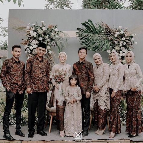 Kebaya Wedding, Kebaya Modern Dress, Indonesian Wedding, Muslimah Wedding Dress, Muslimah Wedding, Hijab Wedding Dresses, Foto Wedding, Pre Wedding Photoshoot Outdoor, Muslim Wedding Dresses