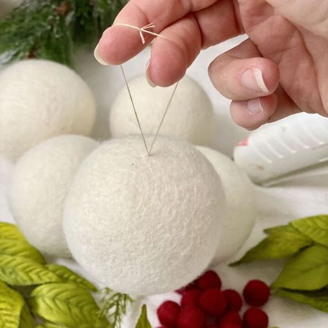 Wool Dryer Ball Ornaments, Snowball Ornaments Diy, Simple Felt Ornaments Diy, Yarn Wrapped Christmas Ornaments, Needle Felted Dryer Balls, Foam Ball Christmas Ornaments, Styrofoam Ornaments Diy, Ornament Filler Ideas, White Christmas Ornaments Diy