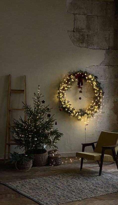 Xmas Decorations Minimalist, Christmas Decor Studio Apartment, Christmas Photo Studio Ideas, Decoracion Navidad Diy, Ideas Decoracion Navidad, Minimalist Christmas Decor, Christmas Shoot, Minimal Christmas, Xmas Deco