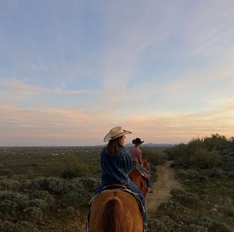 Wyoming Cowgirl Aesthetic, Summer Western Aesthetic, Wyoming Photoshoot, Ranch Wife Aesthetic, Country Lifestyle Aesthetic, Southern Aesthetic Country, Rancher Aesthetic, Soft Country Aesthetic, Western Asethic