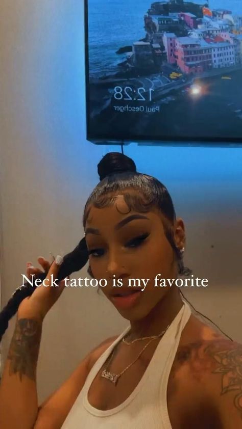 Baddie Back Tattoos Spine, Neck Tattoos Black Women, Instagram Baddie Tattoos, Back Tattoos Black Women, Baddie Back Tattoos, Baddie Neck Tattoos, Baddie Shoulder Tattoo, Baddie Tatoos