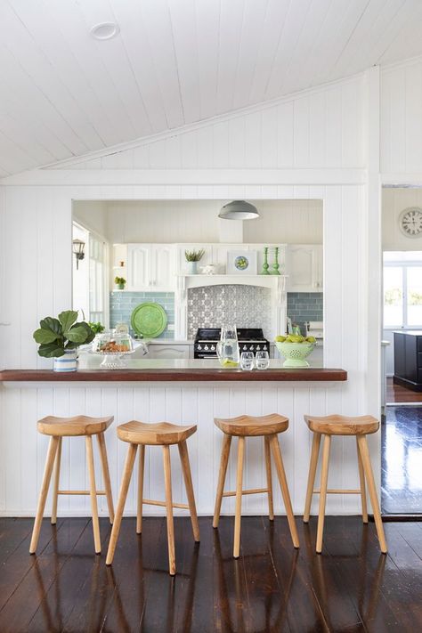 A Queenslander blending old and new | Queensland Homes Magazine Queenslander Kitchen, Queenslander Homes Interior, Renovated Queenslander, Old Queenslander, Federation Home, Queenslander Renovation, Queenslander Homes, Coastal Kitchens, Queenslander House