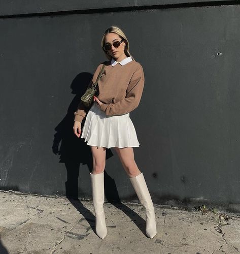 Pleaded Skirt Outfits Aesthetic, Casual Short Outfits, Pleated Mini Skirt Outfit, Outfit Mini Skirt, Casual Shorts Outfit, Winter Birthday Outfit, Boho Winter Outfits, Skirt Outfit Fall, Pleated Skirt Outfit