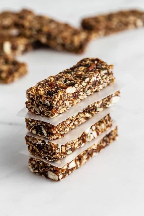 Superfood Granola, Bars Recipes Healthy, Deserturi Raw Vegan, Office Food, Snack Sani, Healthy Snack Bars, Biscuits Diététiques, Healthy Granola Bars, Granola Recipe Bars