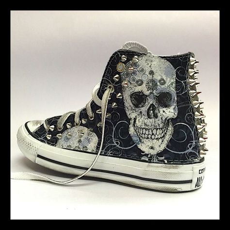 Emo Shoes, Cute Converse Shoes, Grunge Shoes, Cute Converse, Diy Sneakers, Goth Shoes, All Star Converse, Punk Shoes, Star Converse