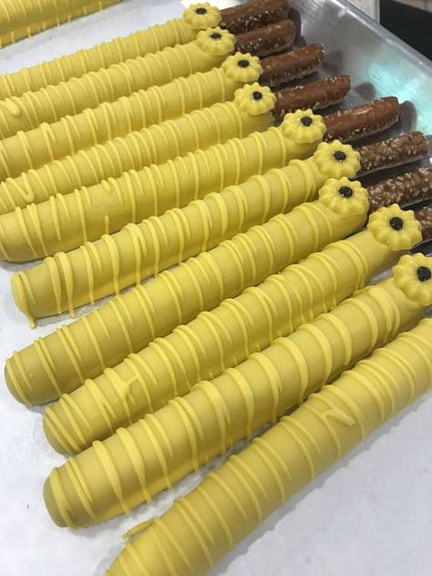 Sunflower Party Foods, Country Decorating Ideas For Party, Sun Flower Food Ideas, Rustic Party Food Ideas, Sweet 16 Party Ideas Sunflowers, Graduation Party Ideas Sunflowers, Sunflower Candy Table Ideas, Sunflower Sweet 16 Party Ideas, Sunflower Themed Graduation Party