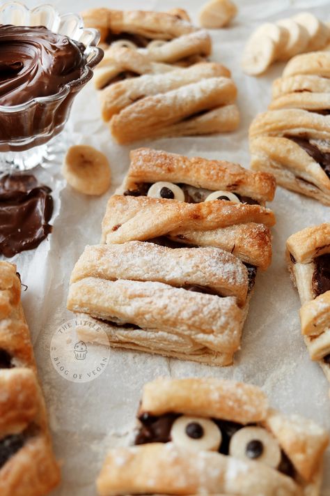 Nutella Halloween Treats, Puff Pastry Halloween Treats, Halloween Baking And Party Food, Puff Pastry Halloween Recipes, Halloween Savoury Food, Halloween Traybake, Halloween Pastry Ideas, Halloween Baking And Desserts, Halloween Croissant