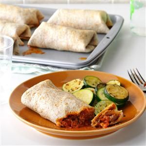 Italian Burritos Recipe -No beans about it: Nothing but beef, cheese, garlic and sauce is stuffed inside these baked burritos. My family is very picky, so I came up with these to satisfy everyone—and it worked! —Donna Holter, Centennial, Colorado Baked Burritos, Beef Roll Ups, Healthy Beef Recipes, Beef Roll, Recipe Italian, Healthy Beef, Burritos Recipe, Beef Dinner, Beef Dishes