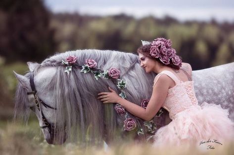 Horse Mane Braids, Horse Shoot, Horse Halloween Costumes, Horse Photography Poses, Horse Braiding, Gothic Photography, Horse Flowers, Horse Wedding, Horse Riding Tips