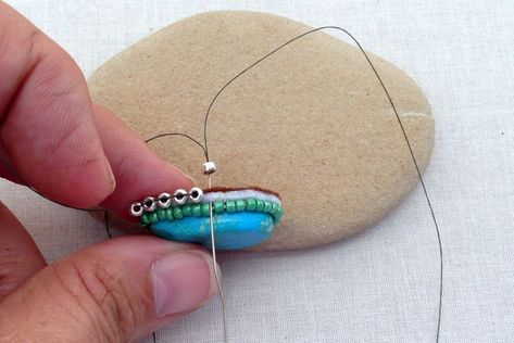 Bead Embroidery Tutorial: Adding Backing and Finish Sides Jewelry To Sell, Diy Jewelry To Sell, Tutorial Hair, Ideas Embroidery, Diy Bead Embroidery, New Embroidery, Bead Embroidery Tutorial, Brooch Diy, Bead Embroidery Patterns