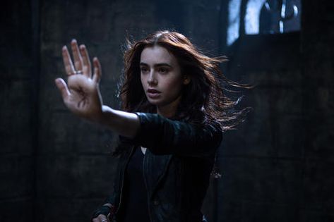 Set in contemporary New York City, a seemingly ordinary teenager, Clary Fray (Lily Collins), discovers she is the descendant of a line of Shadowhunters, a secret cadre of young half-angel warriors locked in an ancient battle to protect our world from demons. Jemima West, Bones Movie, Kota New York, To The Bone Movie, Gallagher Girls, City Of Ashes, Robert Sheehan, Clary Fray, The Dark Artifices