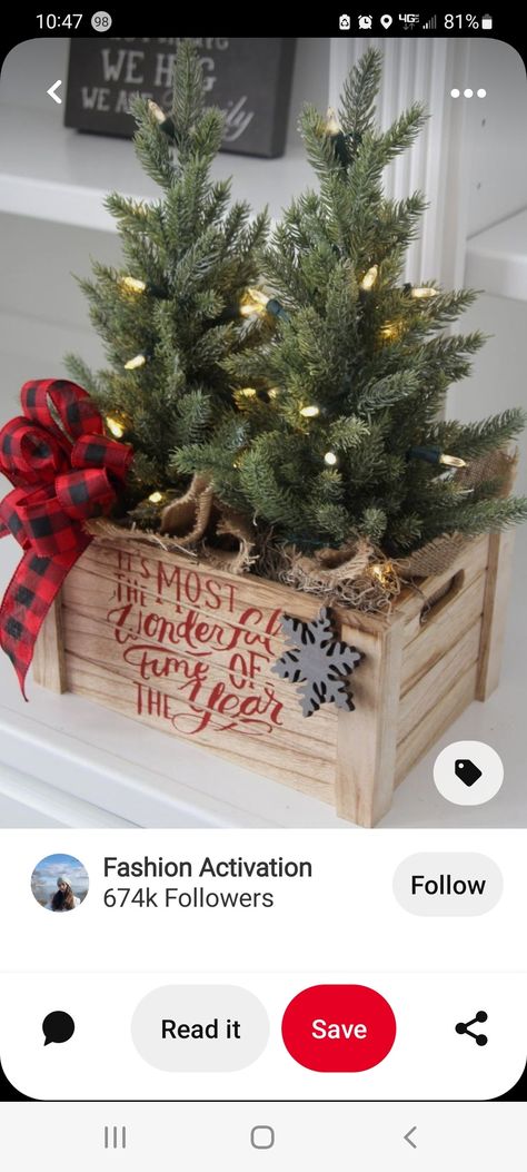 Wooden Crates Crafts, Wooden Crates Christmas, House Exterior Christmas, Crate Crafts, Exterior Christmas, Christmas Vignettes, Country Christmas Decorations, Christmas Potpourri, Orange Garland