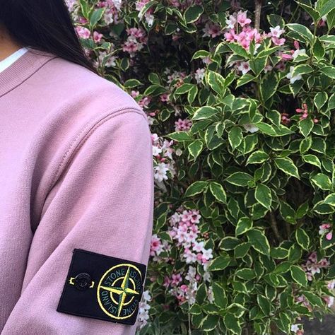 Stone Island Hooligan, Pink Stone Island, Stone Island Jumper, Old School Aesthetic, Island Clothing, Clothing Labels Design, Stone Island Clothing, Island Outfit, Black Relationship Goals