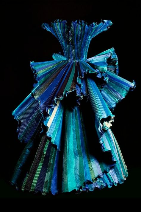 Fashion history. Roberto Capucci '' Ocean '' 1998. — Steemit Motif Soutache, Roberto Capucci, Catty Noir, History Fashion, Taffeta Dress, Recycled Fashion, Fesyen Hijab, Fashion Inspiration Design, Italian Fashion Designers