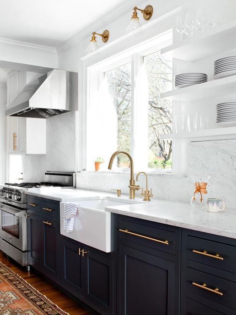 Elizabeth lawson design Stylish Kitchen Decor, Gold Pulls, Ruang Tv, Best Kitchen Design, Kitchen Decor Inspiration, Best Kitchen Cabinets, Farmhouse Kitchen Cabinets, Kitchen Cabinets Makeover, White Kitchen Design