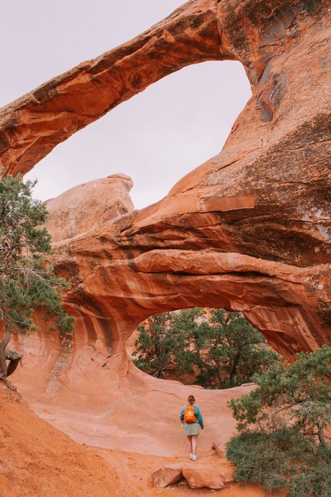 Arches national park, utah road trip, national park aesthetic, hiking photo poses, hiking photo ideas, nature aesthetic, nature photography, nature pictures, outdoorsy style, outdoorsy aesthetic Arches National Park Picture Ideas, Arches National Park Winter, Arches National Park Photo Ideas, National Parks Aesthetic, Arches National Park Photography, Hiking Photo Ideas, Photo Ideas Nature, National Park Aesthetic, Aesthetic Nature Photography