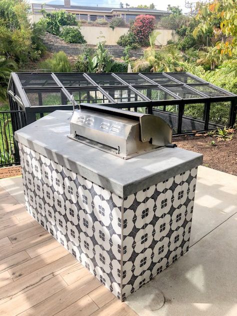 Outdoor Tile with Style - San Diego Home/Garden Lifestyles Tile Outdoor Kitchen Countertop, Outdoor Kitchen Tile Ideas, Front Yard Landscaping Ideas Modern, Design Tiles Floor, Minimalist Front Yard, Japanese Backyard, San Diego Home, Outside Grill, Deck Remodel