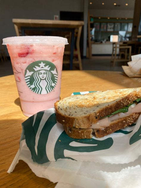 Starbucks Sandwiches, Starbucks Lunch, Starbucks Caramel Drinks, Starbucks Calories, Food Starbucks, Starbucks Cold Brew, Pink Drink Starbucks, Caramel Drinks, Starbucks Caramel