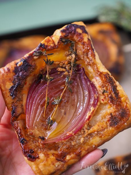 Onion Tart Upside Down Upside Down Puff Pastry Onion Tart, Puff Pastry Veggie Tart, Upside Down Tartlets, Cooking Upside Down, Onion Balsamic Puff Pastry, Upside Down Caramelized Onion Tart, Onion Tartlets Appetizers, Upside Down Pastry Recipes, Onion Pastry Tart