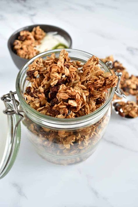 Cinnamon Raisin Granola - Sugar Free Breakfast - Hint of Healthy Cinnamon Raisin Granola Recipe, Cinnamon Raisin Granola, Honey Granola Recipe, Raisin Granola, Oatmeal Granola, Sugar Free Breakfast, Honey Granola, Best Granola, Healthy Breakfast Recipe