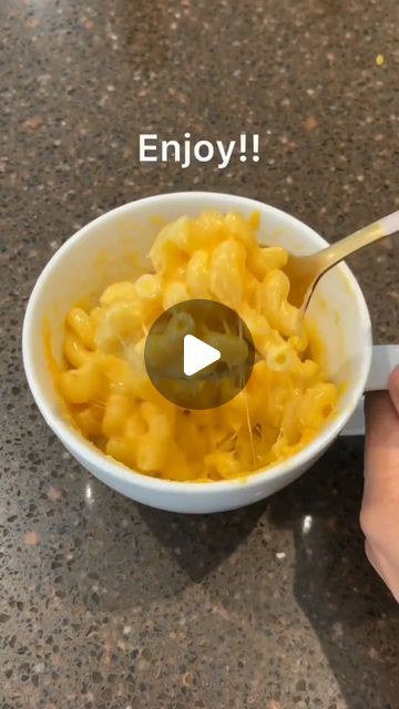 Spice Wheel - spice & container company on Instagram: "TRY THIS MAC AND CHEESE IN A MUG!!! FOLLOW us for more recipes!! . . . . . @burger__bites_" Max N Cheese Recipe Easy, Mug Pasta Microwave Recipes, Mac And Cheese Mug, Mug Pasta, Mac And Cheese Microwave, Easy Mac N Cheese Recipe, Budget Snacks, Microwave Pasta, Pasta For Dinner