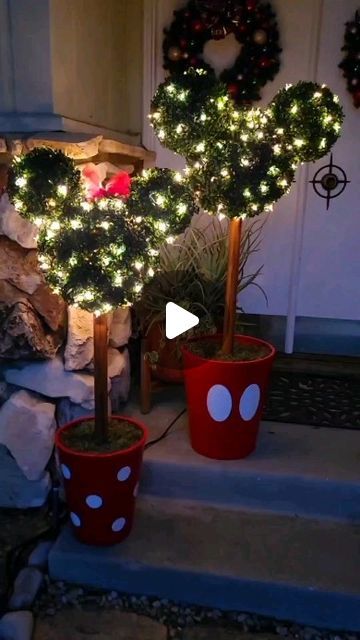 Mickey Mouse Christmas Decorations Outside, Mickey And Minnie Christmas Tree, Disney Christmas Decorations Outdoor, Mickey Mouse Tree, Disney Topiary, Disney Christmas Crafts, Mickey Mouse Wreath, Disney Garden, Christmas Front Porch