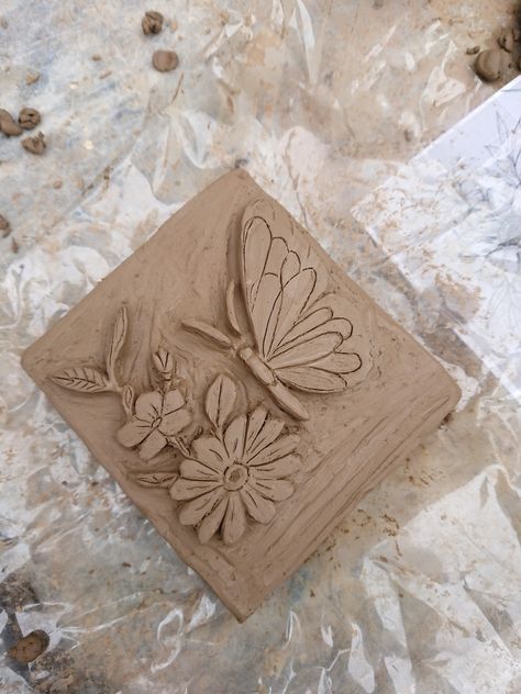 Low Relief Ceramics, Slab Relief Ideas, Relief Sculpture Flowers, Bas Relief Tile, Relief Sculpture Easy, Clay Tile Ideas, Clay Relief Sculpture, Clay Relief Tiles, Relief Pottery