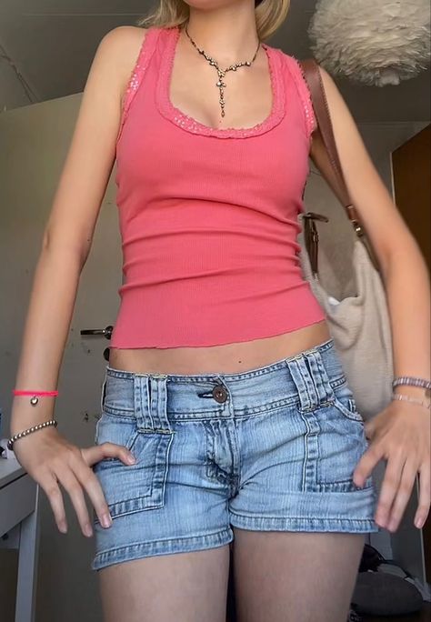 Low Rise Shorts Aesthetic, Summer Fit Inspo Shorts, Low Waisted Jean Shorts Outfit, Short Denim Shorts Outfit Summer, Tank Top Jean Shorts Outfit, Denim Shorts Outfit Y2k, Vintage Outfits Shorts, Summer Outfits Shorts Aesthetic, Shorts Summer 2024