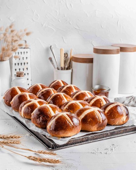 Hot Cross Buns Recipe Easy, Sticky Buns Recipes, Hot Cross Buns Recipe, Homemade Buns, Cardamom Buns, Bao Buns, Hot Cross Buns, Cross Buns, Bun Recipe