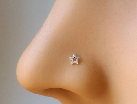 Pretty Nose Studs, Nose Stud Aesthetic, Nose Piercing Inspo, Star Nose Piercing, Cute Nose Studs, Star Nose Stud, Nose Jewellery, Nose Stud Piercing, Piercing Aesthetic