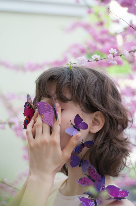 Fake Butterfly Photoshoot, Butterfly On Finger Pose, Person With Butterfly, Butterfly Girl Aesthetic, Butterfly Photoshoot Ideas, Butterfly Photoshoot, Butterfly Exhibit, Apple Watch Custom Faces, Black And White Photography Portraits